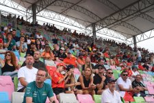 Bakıda "Formula 1" azarkeşlərinin tribunalardan maraqlı anları (FOTOREPORTAJ)