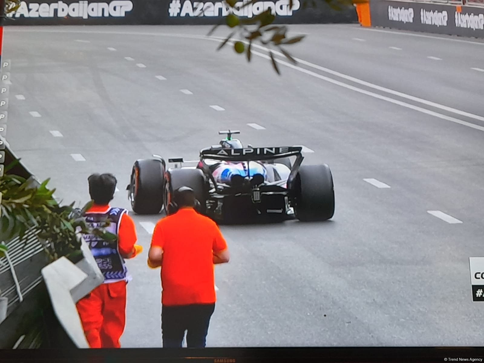 Formula 1 komandalarının üçüncü sərbəst yürüşləri zamanı bolidlərin birində texniki problem yarandı (FOTO)