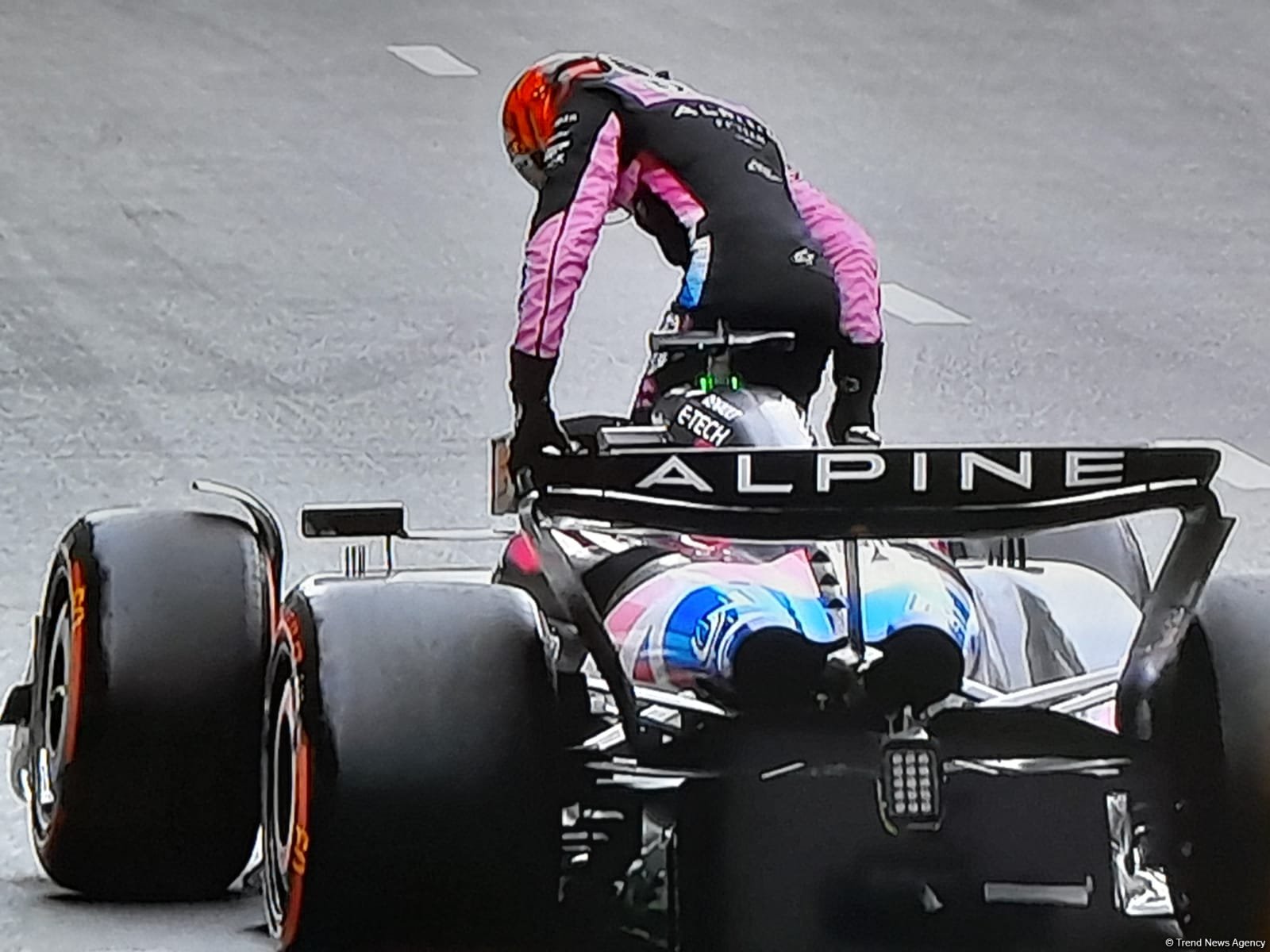 Formula 1 komandalarının üçüncü sərbəst yürüşləri zamanı bolidlərin birində texniki problem yarandı (FOTO)