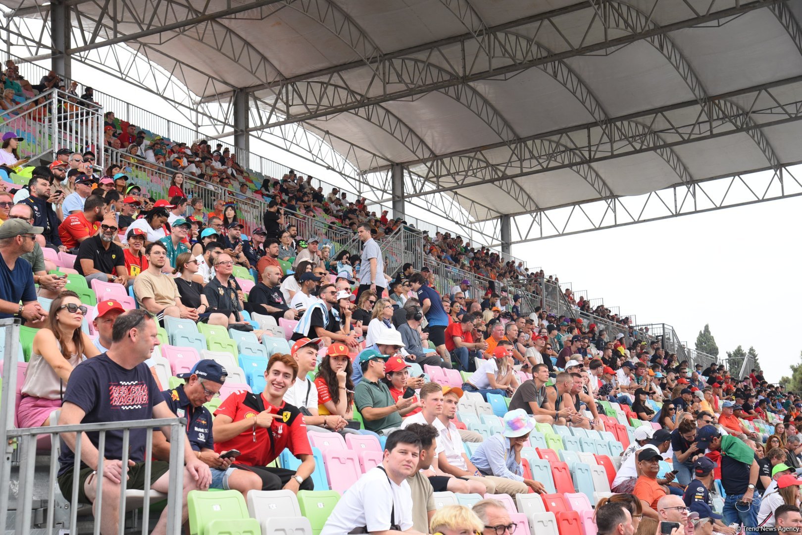 Bakıda "Formula 1" azarkeşlərinin tribunalardan maraqlı anları (FOTOREPORTAJ)