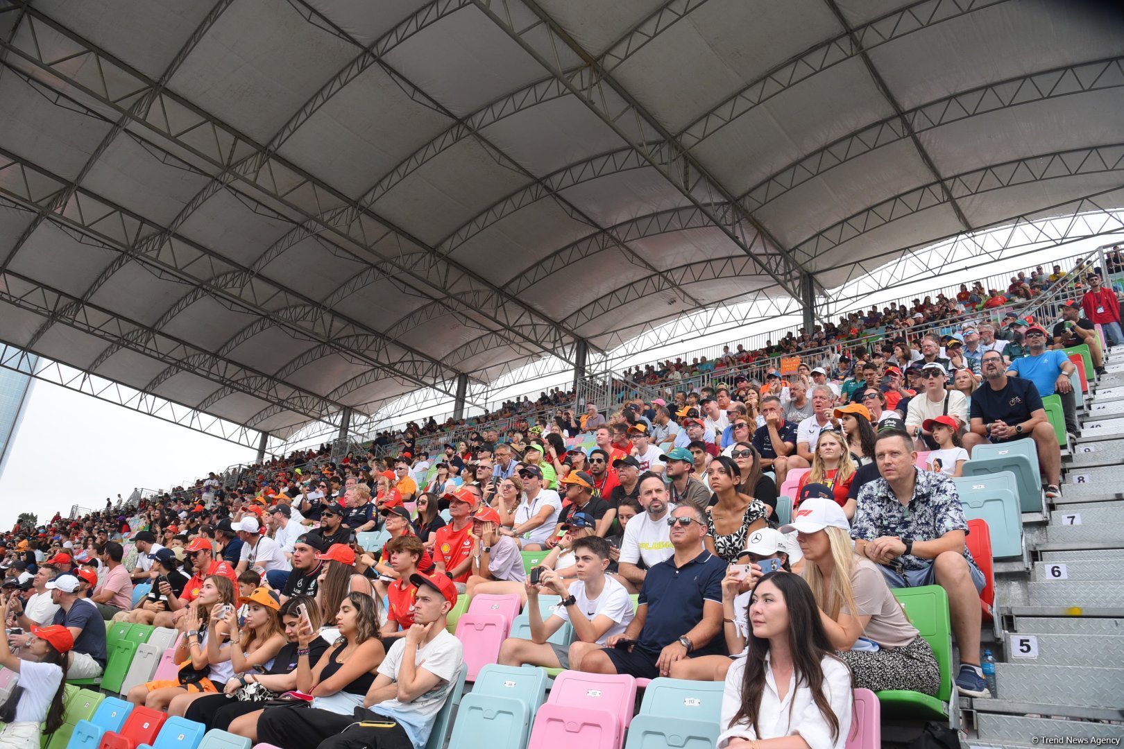 Bakıda "Formula 1" azarkeşlərinin tribunalardan maraqlı anları (FOTOREPORTAJ)