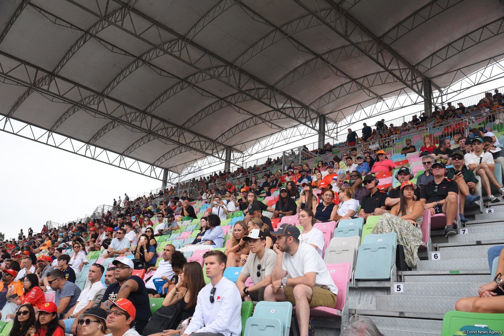 Bakıda "Formula 1" azarkeşlərinin tribunalardan maraqlı anları (FOTOREPORTAJ)