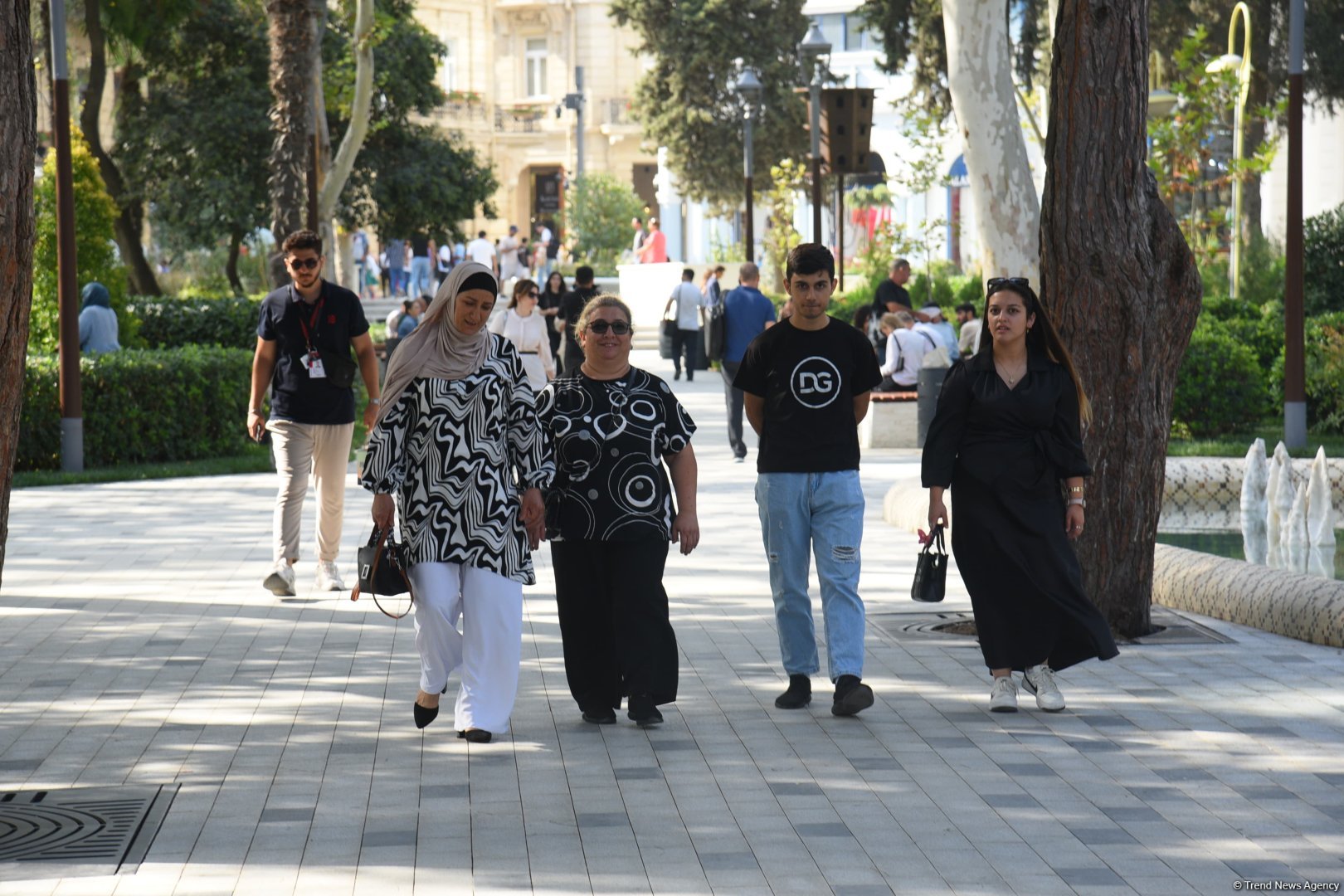 Səs-küysüz, göz oxşayan “Xaqani” bağından FOTOREPORTAJ