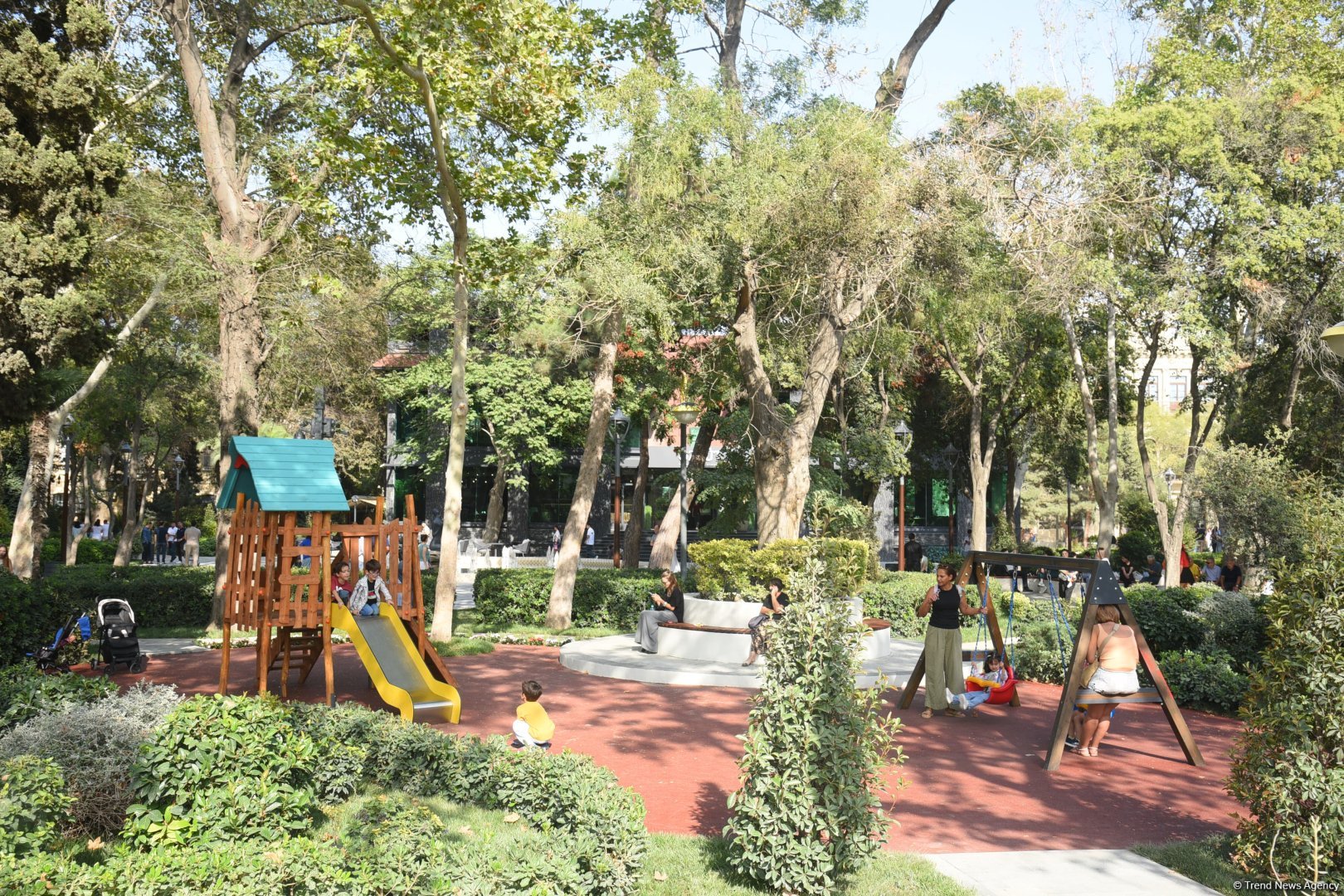 Səs-küysüz, göz oxşayan “Xaqani” bağından FOTOREPORTAJ