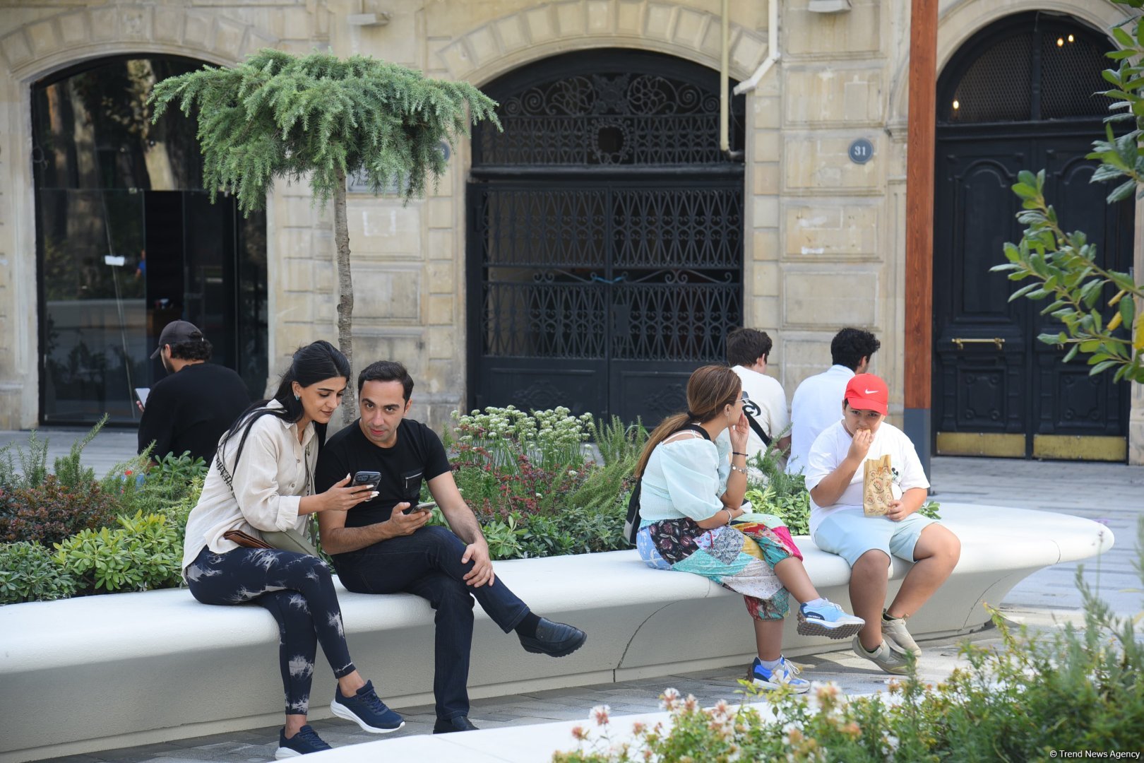 Səs-küysüz, göz oxşayan “Xaqani” bağından FOTOREPORTAJ