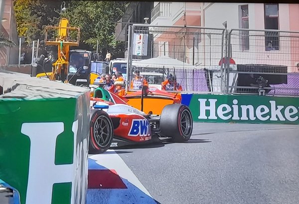 Bakıda "Formula 2" komandalarının əsas yarışları zamanı növbəti qəza baş verib (FOTO)