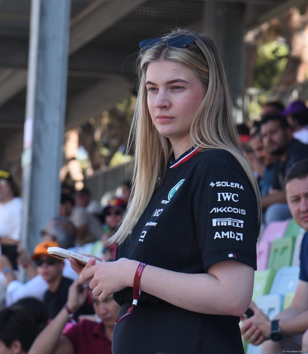Bakıda "Formula 1" azarkeşlərinin tribunalardan maraqlı anları (FOTOREPORTAJ)