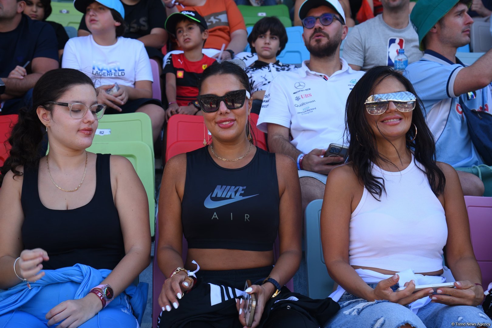 Bakıda "Formula 1" azarkeşlərinin tribunalardan maraqlı anları (FOTOREPORTAJ)