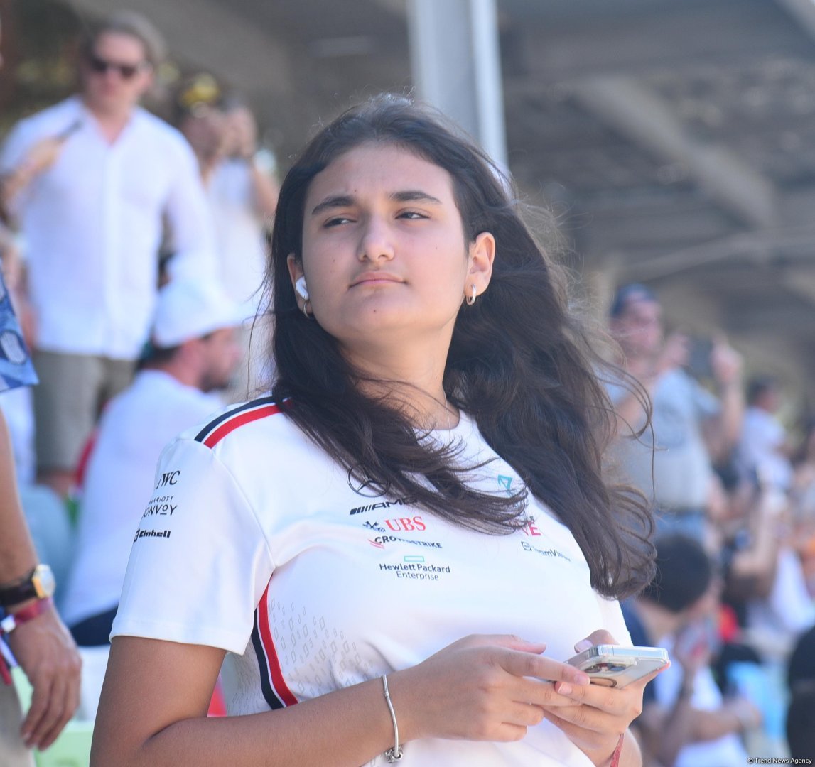 Bakıda "Formula 1" azarkeşlərinin tribunalardan maraqlı anları (FOTOREPORTAJ)