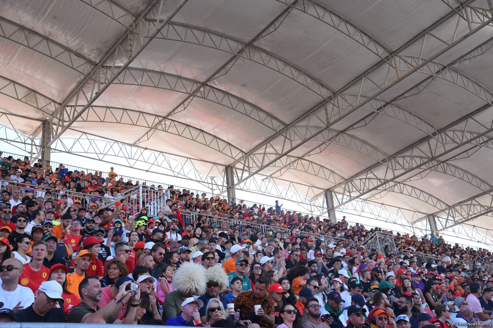 Bakıda "Formula 1" azarkeşlərinin tribunalardan maraqlı anları (FOTOREPORTAJ)