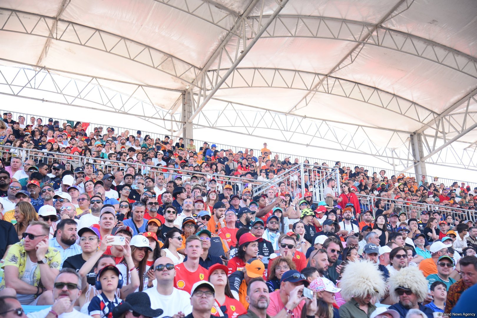 Bakıda "Formula 1" azarkeşlərinin tribunalardan maraqlı anları (FOTOREPORTAJ)