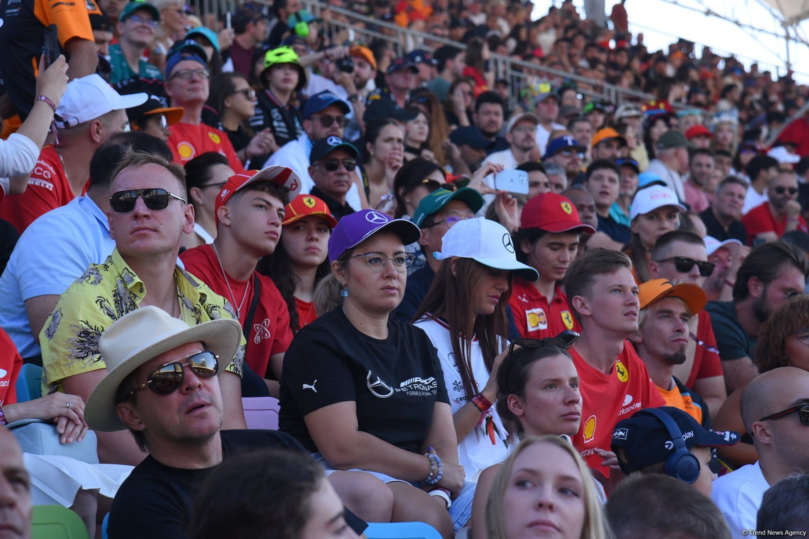 Bakıda "Formula 1" azarkeşlərinin tribunalardan maraqlı anları (FOTOREPORTAJ)