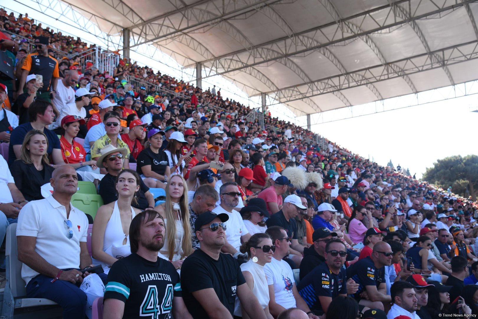 Bakıda "Formula 1" azarkeşlərinin tribunalardan maraqlı anları (FOTOREPORTAJ)