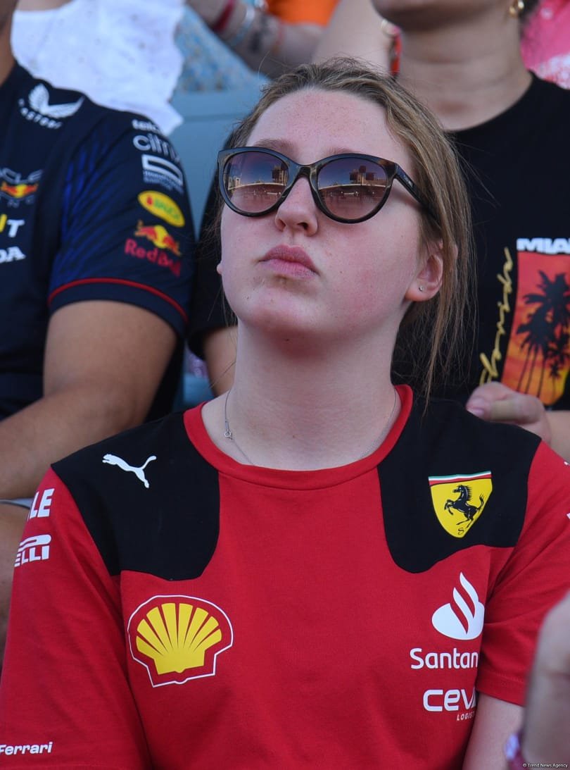 Bakıda "Formula 1" azarkeşlərinin tribunalardan maraqlı anları (FOTOREPORTAJ)