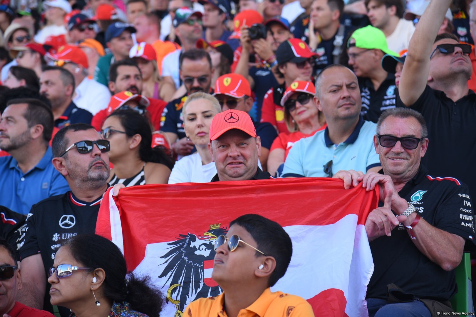 Bakıda "Formula 1" azarkeşlərinin tribunalardan maraqlı anları (FOTOREPORTAJ)