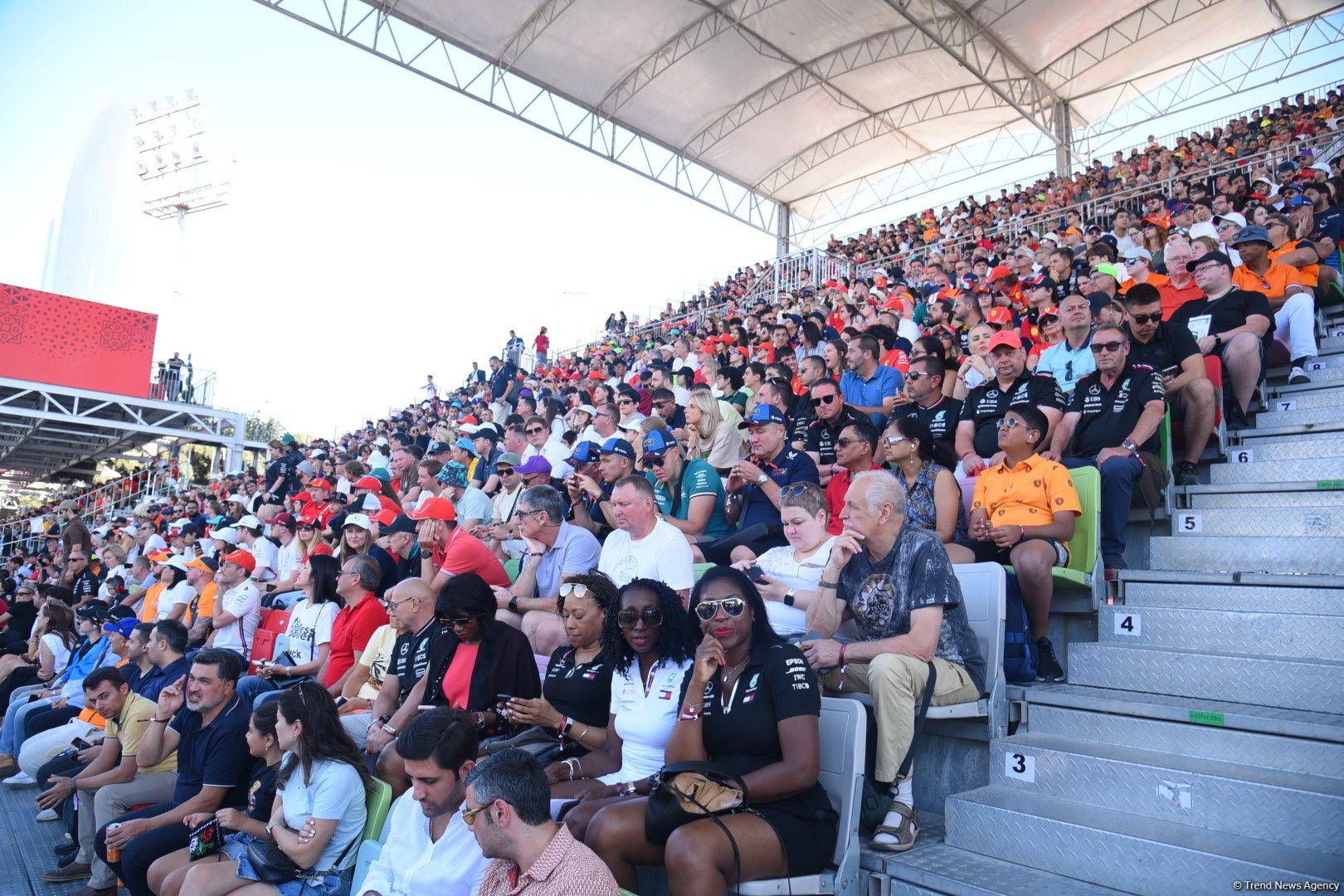 Bakıda "Formula 1" azarkeşlərinin tribunalardan maraqlı anları (FOTOREPORTAJ)