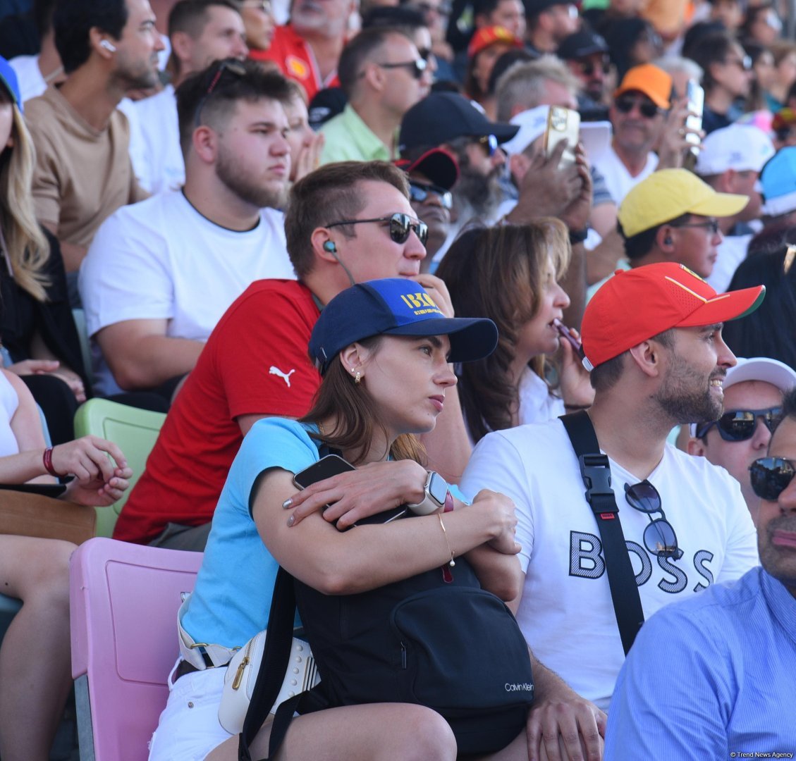 Bakıda "Formula 1" azarkeşlərinin tribunalardan maraqlı anları (FOTOREPORTAJ)