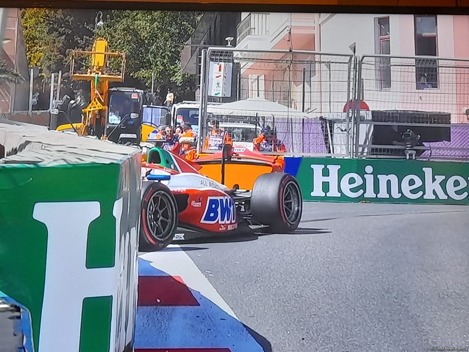 Bakıda "Formula 2" komandalarının əsas yarışları zamanı növbəti qəza baş verib (FOTO)