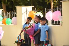 Yeni tədris ilində birincilərin həyəcanı (FOTOREPORTAJ)