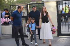 Yeni tədris ilində birincilərin həyəcanı (FOTOREPORTAJ)
