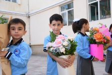 Yeni tədris ilində birincilərin həyəcanı (FOTOREPORTAJ)