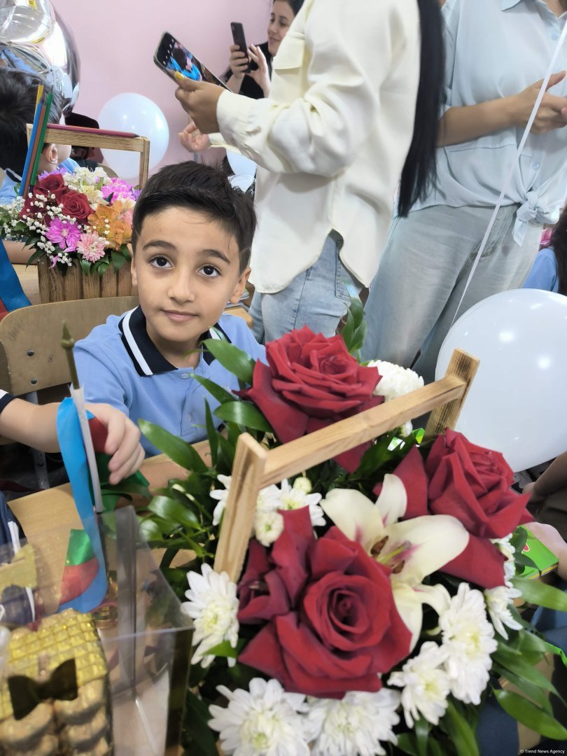 Yeni tədris ilində birincilərin həyəcanı (FOTOREPORTAJ)