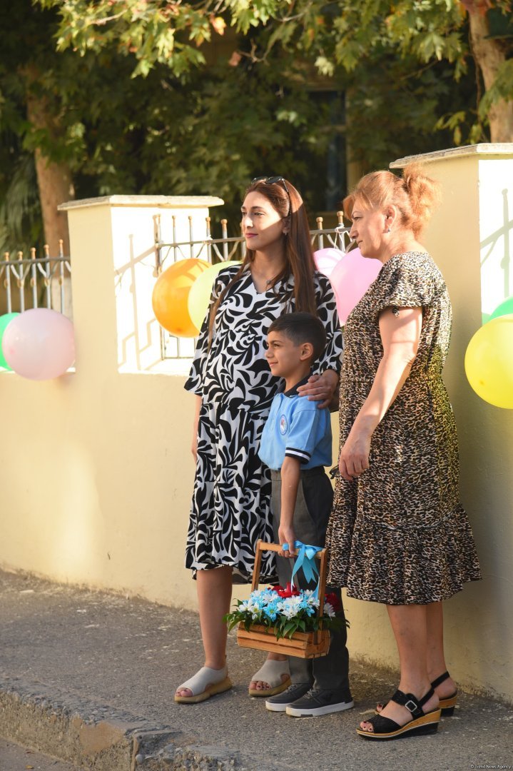 Yeni tədris ilində birincilərin həyəcanı (FOTOREPORTAJ)