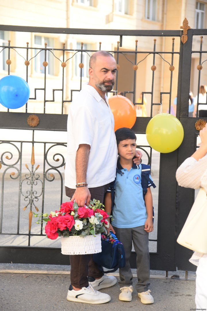 Yeni tədris ilində birincilərin həyəcanı (FOTOREPORTAJ)
