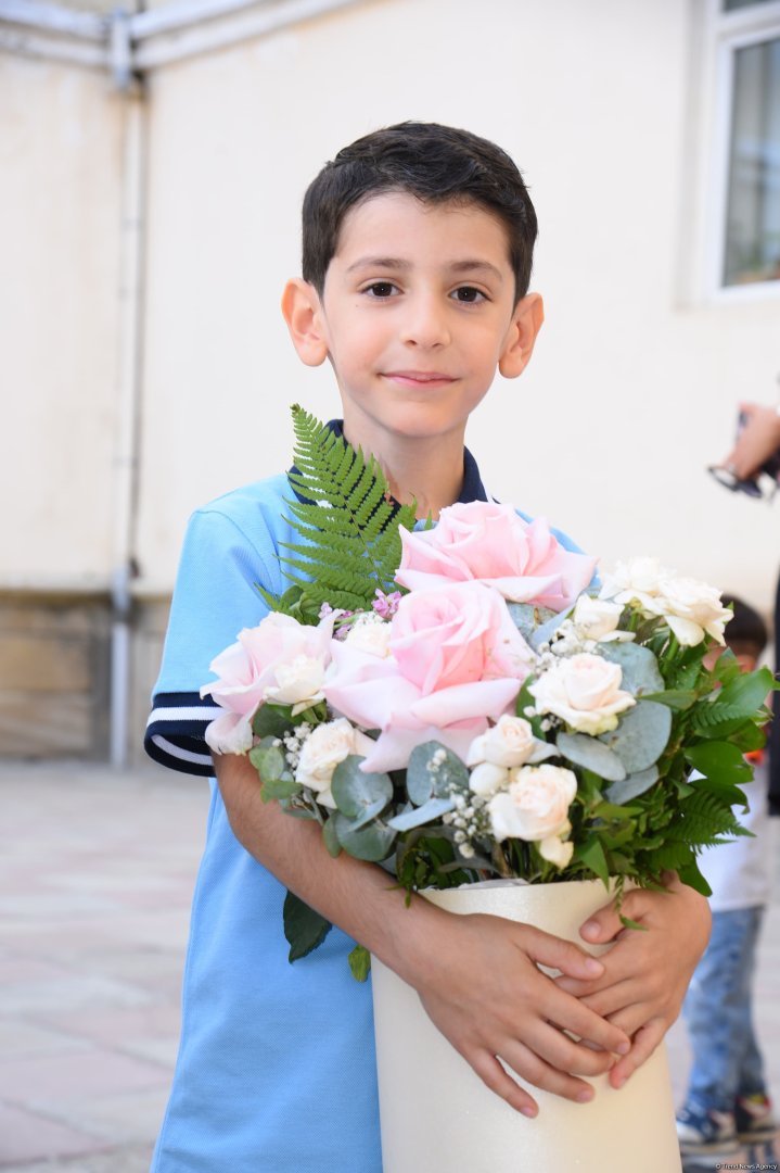 Yeni tədris ilində birincilərin həyəcanı (FOTOREPORTAJ)