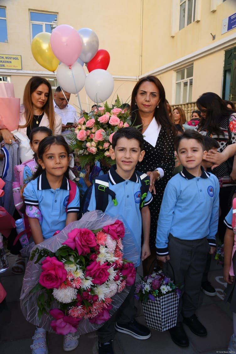 Yeni tədris ilində birincilərin həyəcanı (FOTOREPORTAJ)