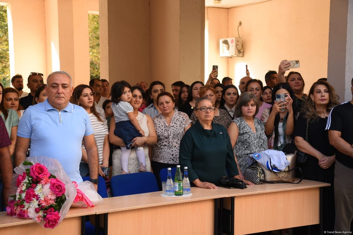 Yeni tədris ilində birincilərin həyəcanı (FOTOREPORTAJ)