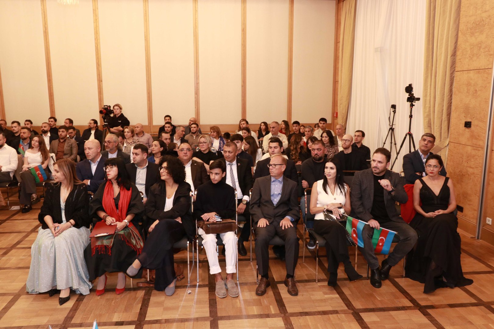 Ştutqartda Azərbaycan icması ilə görüş keçirilib (FOTO)