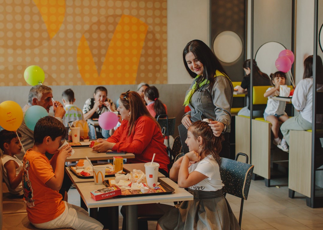 “McDonald’s Azərbaycan” və DSMF bütün ölkə üzrə şəhid ailələrindən olan birinci sinif şagirdlərini məktəb ləvazimatları ilə təmin edib (FOTO)