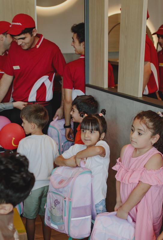 “McDonald’s Azərbaycan” və DSMF bütün ölkə üzrə şəhid ailələrindən olan birinci sinif şagirdlərini məktəb ləvazimatları ilə təmin edib (FOTO)