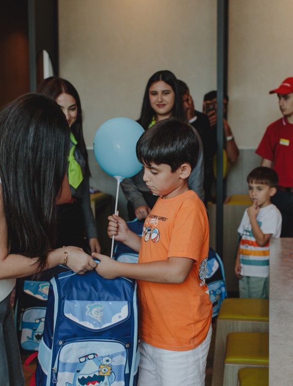 “McDonald’s Azərbaycan” və DSMF bütün ölkə üzrə şəhid ailələrindən olan birinci sinif şagirdlərini məktəb ləvazimatları ilə təmin edib (FOTO)