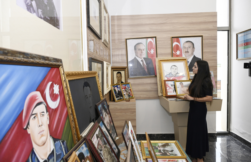 Heydər Əliyev Fondunun vitse-prezidenti Leyla Əliyeva Milli Qəhrəman Mübariz İbrahimovun ailəsini ziyarət edib (FOTO)