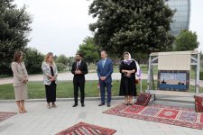 SOCAR ilə “Azərxalça”nın əməkdaşlığı nəticəsində “Əsrin müqaviləsi”nin 30 illiyi münasibətilə hazırlanan xalçaların kəsim mərasimi keçirilib