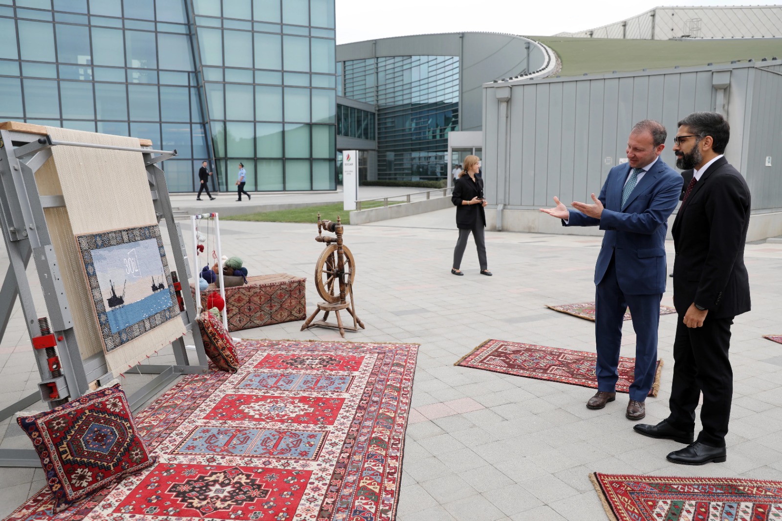 SOCAR ilə “Azərxalça”nın əməkdaşlığı nəticəsində “Əsrin müqaviləsi”nin 30 illiyi münasibətilə hazırlanan xalçaların kəsim mərasimi keçirilib