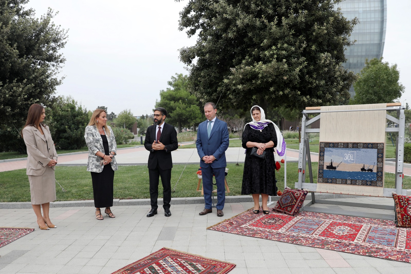 SOCAR ilə “Azərxalça”nın əməkdaşlığı nəticəsində “Əsrin müqaviləsi”nin 30 illiyi münasibətilə hazırlanan xalçaların kəsim mərasimi keçirilib