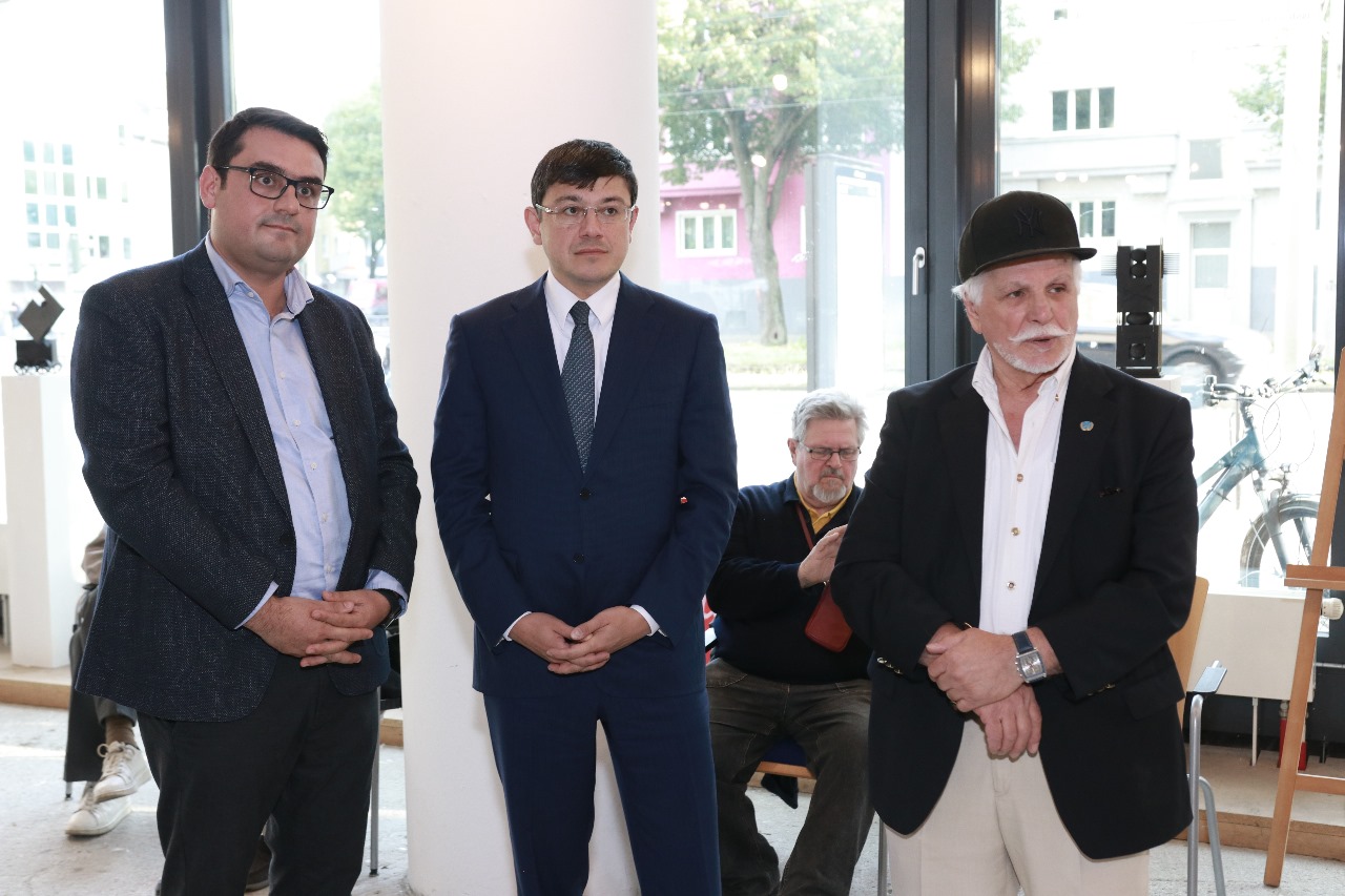 Almaniyada rəsm sərgisində azərbaycanlı rəssamların əsərləri də yer alıb (FOTO)