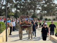 Hərbi qulluqçular İkinci Şəhidlər xiyabanını ziyarət ediblər (FOTO)