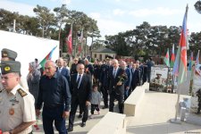 Antiterror əməliyyatlarında şəhid olan hərbi qulluqçuların məzarları ziyarət edilir (FOTO)