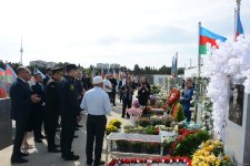 Antiterror əməliyyatlarında şəhid olan hərbi qulluqçuların məzarları ziyarət edilir (FOTO)