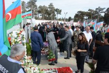 Antiterror əməliyyatlarında şəhid olan hərbi qulluqçuların məzarları ziyarət edilir (FOTO)