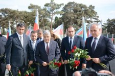 Antiterror əməliyyatlarında şəhid olan hərbi qulluqçuların məzarları ziyarət edilir (FOTO)