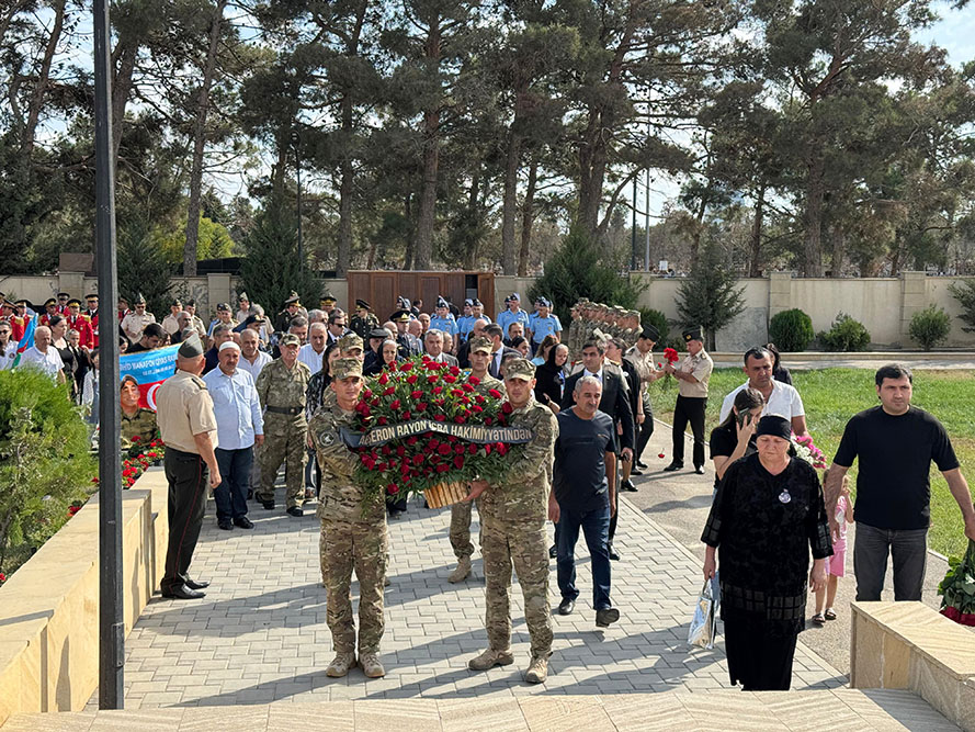 Hərbi qulluqçular İkinci Şəhidlər xiyabanını ziyarət ediblər (FOTO)