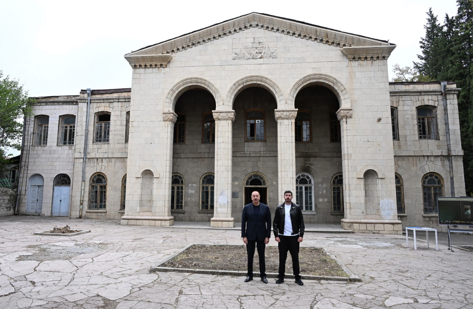 Prezident İlham Əliyev Xankəndi Dövlət Dram Teatrının binasında görüləcək işlərlə tanış olub (YENİLƏNİB) (FOTO/VİDEO)
