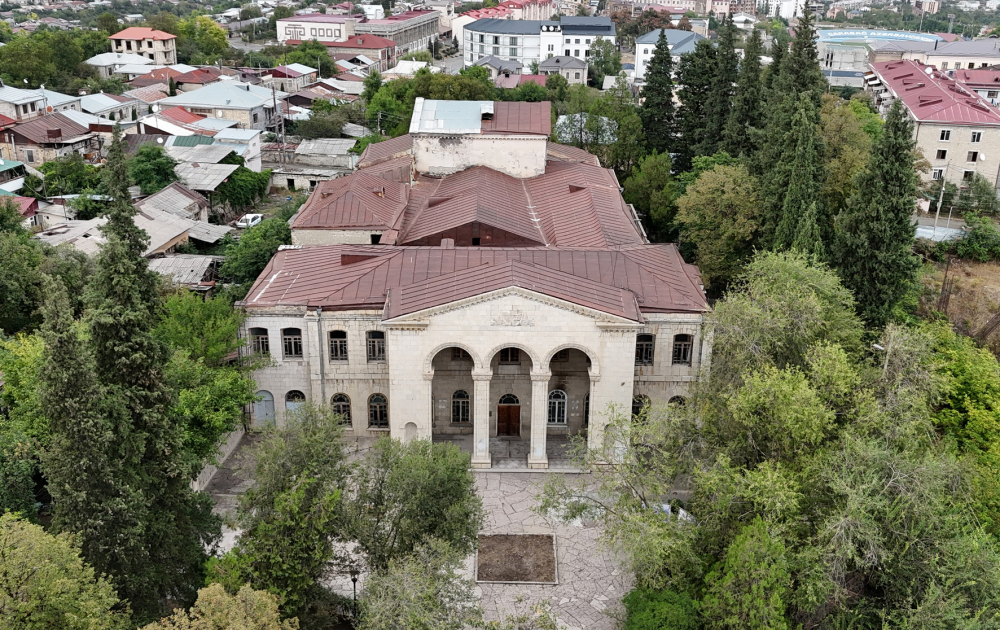 Prezident İlham Əliyev Xankəndi Dövlət Dram Teatrının binasında görüləcək işlərlə tanış olub (YENİLƏNİB) (FOTO/VİDEO)
