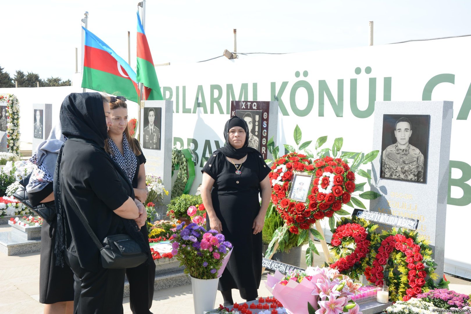 Antiterror əməliyyatlarında şəhid olan hərbi qulluqçuların məzarları ziyarət edilir (FOTO)