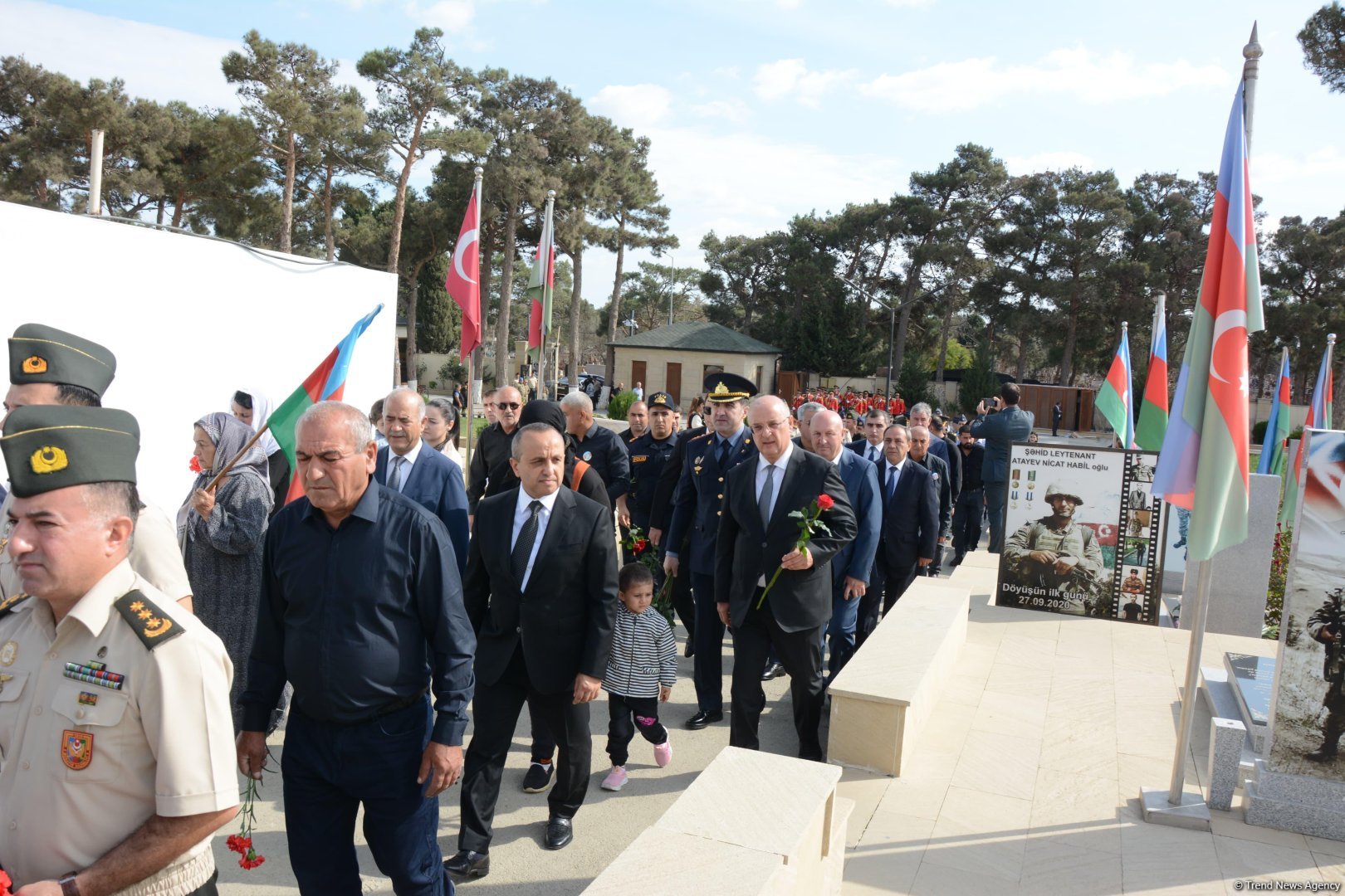 Antiterror əməliyyatlarında şəhid olan hərbi qulluqçuların məzarları ziyarət edilir (FOTO)